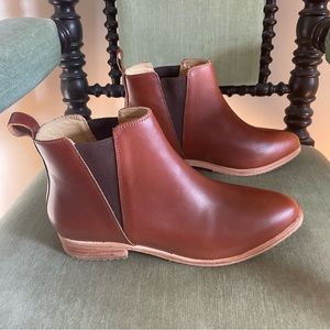 Nisolo Everyday Chelsea Boot (Brandy, Sz 7.5) (Free Leather Care Kit)